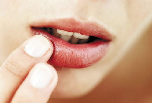 Môi đột nhiên có màu đỏ như son có thể do bạn đang bị sốt hoặc mắc các bệnh về tim, cao huyết áp.