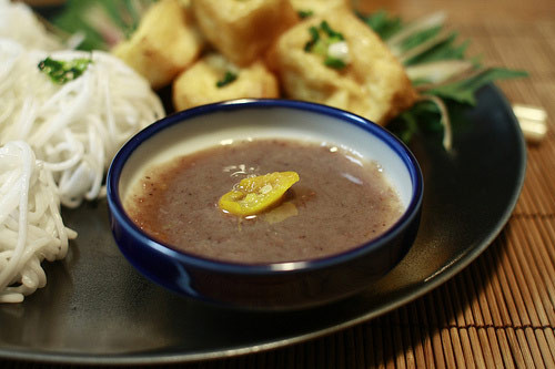 Bắt chồng ăn mắm tôm chống ngoại tình: Chiêu chống chồng ngoại tình này được chị em chia sẻ rất nhiều trên mạng xã hội Facebook.