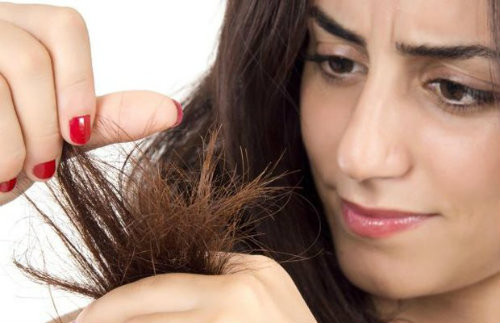 Sấy tóc quá lâu với nhiệt độ quá cao có thể làm tóc bạn bị khô xơ và cứng hơn.