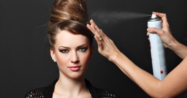 Dùng nhiều keo xịt tóc sẽ làm mái tóc trở nên quá bóng, mất tự nhiên.