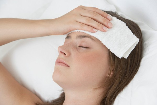 Tự bấm huyệt chữa đau đầu do mệt mỏi mất ngủ.