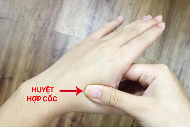 Khi bạn bị buồn nôn do bệnh hãy dùng đầu ngón tay ấn mạnh vào huyệt hợp cốc nằm ở phần gân mềm nằm giữa xương ngón tay trỏ và ngón cái (bấm ở giữa vùng chữ V). Cứ như thế ấn mạnh và day ngón tay liên tục trong vòng 5 đến 7 phút sẽ khỏi.