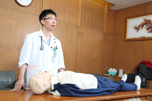 PGS.TS Mai Duy Tôn – Trưởng phòng Cấp cứu 1 (Khoa Cấp cứu – BV Bạch Mai) cho biết, khi phát hiện nạn nhân bị đột quỵ cần chuyển ngay đến bệnh viện. Nếu chuyển đến bệnh viện trước 4,5 giờ thì các bác sĩ (ở 1 số bệnh viện lớn) có thể dùng phương pháp tiêu sợi huyết để điều trị và không để lại biến chứng. Tuy nhiên, trong thời gian chờ xe cấp cứu chở bệnh nhân đến viện, người nhà phải thực hiện một số động tác sơ cứu để giảm những biến chứng cần thiết sau: Khi phát hiện thấy người bị đột quỵ, cần đưa người bệnh ra nơi thông thoáng, nới lỏng quần áo.