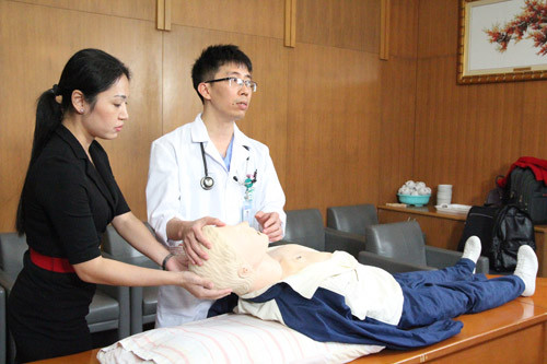 Tiếp theo kiểm tra miệng người bệnh xem có dị vật hoặc đờm nhãi, thức ăn gì hay không.