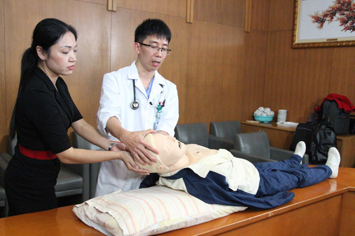 Sau đó cho người bệnh nằm xoay sang một bên, để phòng trường hợp người bệnh bị sặc vào phổi.