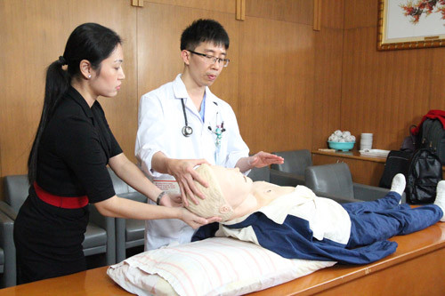 Nếu người bệnh ngừng tuần hoàn thì tiếp tục sơ cứu ngừng tuần hoàn bằng cách ép tim, kiểm soát đường thở, thổi ngạt...