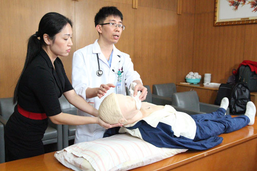 ...rồi đặt nằm ngang miệng người bệnh, tránh tình trạng người bệnh cắn vào lưỡi.