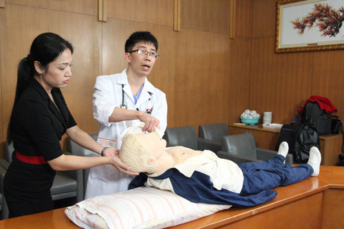 Dùng khăn sạch đưa vào miệng người bệnh đột quỵ lau sạch đờm nhãi bên trong.