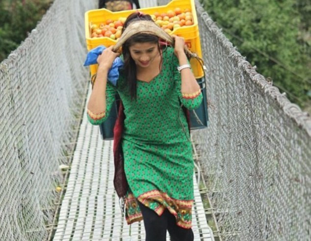Kusum Shrestha (18 tuổi) sinh ra trong gia đình làm nông ở huyện Gorkha, Nepal. Cô sinh viên ngành Quản lý thường tranh thủ về nhà phụ giúp cha mẹ bán rau củ lúc nghỉ học. Thiếu nữ Nepal bất ngờ được nhiều người biết tới khi bức ảnh chụp cô đang làm việc lan truyền trên mạng. Song giữa vô vàn những lời “có cánh”, một số dân mạng cho rằng vẻ đẹp của Kusum không có gì nổi bật. Ảnh: Urban Nepali.