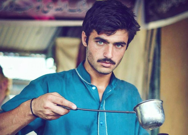 Chàng trai bán trà tại thủ đô Islamabad (Pakistan) - Arshad Khan - trở thành người mẫu nổi tiếng nhờ vô tình lọt vào khuôn hình của một nữ nhiếp ảnh gia hồi tháng 10. Vẻ điển trai, nam tính và đôi mắt xanh biếc của anh khiến bao trái tim “đổ gục”. Đặc biệt, Khan không hề biết tới mạng xã hội trước khi hình ảnh của mình ngập tràn Twitter với từ khóa #ChaiWala (người bán trà). Ảnh: Jiah Ali.
