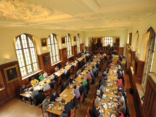 Phòng ăn chung của sinh viên Đại học Cambridge. Tuy nhiên bạn có thể tự nấu cho mình.