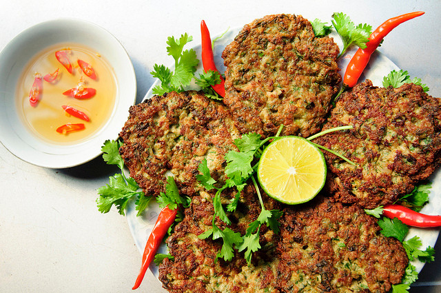Món chả rươi: Vỏ quýt là một thành phần quan trọng khi chế biến đặc sản chả rươi. Ảnh: Đặc sản.