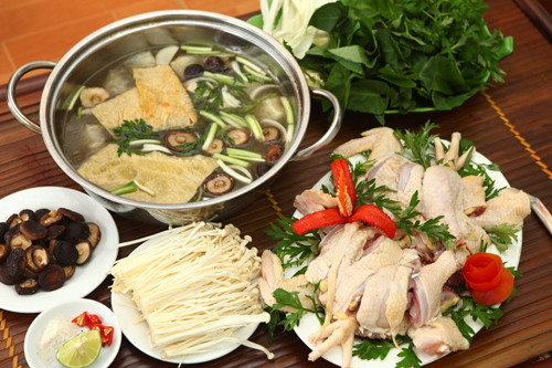 Lý giải cho kiêng kị này theo Đông y thịt gà thuộc phong mộc về tạng can. Còn kinh giới vị cay tính ấm phá kết khí (ngăn không cho phong khí tụ) hạ ứ huyết. Do vậy, khi kết hợp rau lẩu này cùng nhau có thể gây ra chứng chóng mặt, ù tai hoặc run rẩy cả người và ngứa ngáy đầu não.
