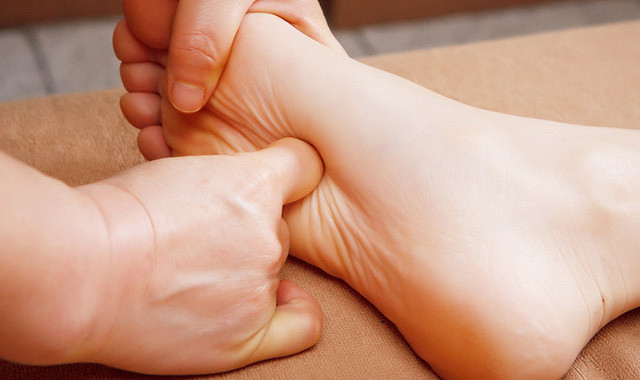 Bài bấm huyệt chữa ho có thể cực kỳ đơn giản. Vị trí huyệt đạo để bấm là huyệt Dũng Tuyền. Huyệt này nằm ở chỗ lõm giữa lòng bàn chân. Bạn có thể xác định vị trí huyệt Dũng Tuyền trong hình ảnh.