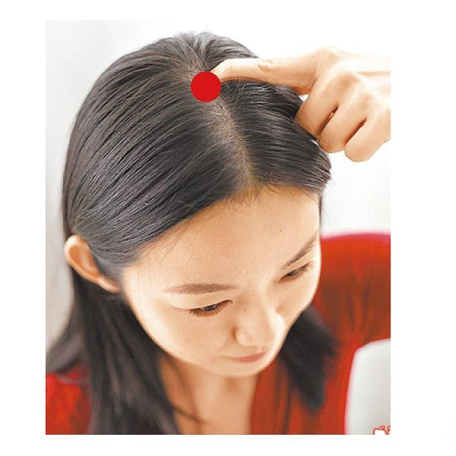 Mất ngủ cả đêm có thể khiến bạn mệt mỏi, uể oải, đau đầu. Khi gặp phải tình trạng trên bạn có thể dùng ngón tay trỏ, hoặc áp trỏ ấn nhiều lần vào huyệt Bách Hội nằm ở đình đầu, phần cao nhất của đỉnh đầu.