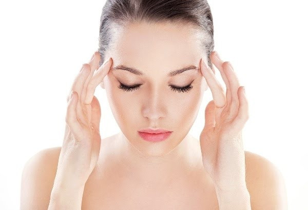 Bên cạnh đó bạn cũng có thể dùng ngón tay trỏ hoặc ngón giữa đặt vào hai huyệt thái dương, day theo hình tròn trong 30s.