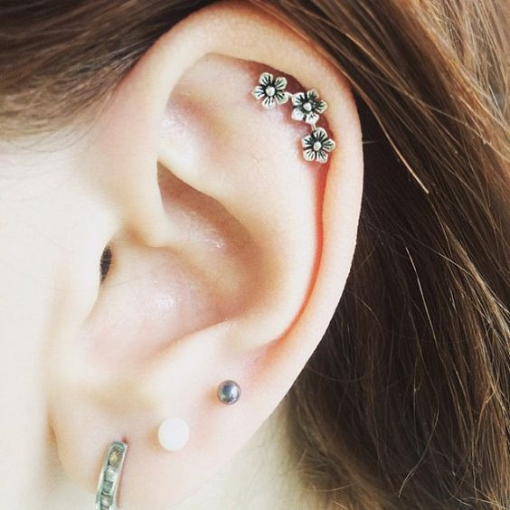Bấm lỗ Helix. Đây là kiểu bấm lỗ đeo khuyên được giới trẻ yêu mến cuồng nhiệt, đặc biệt các fan nhạc rock.