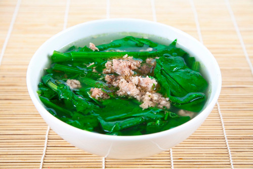 Nấu rau xong không ăn ngay cũng là nguyên nhân khiến món rau thành vô giá trị. Nhiều người thường không biết rằng, nếu để rau sau 1 giờ mới ăn sẽ làm mất 25% lượng vitamin, sau 2 giờ mất từ 35 - 47%.