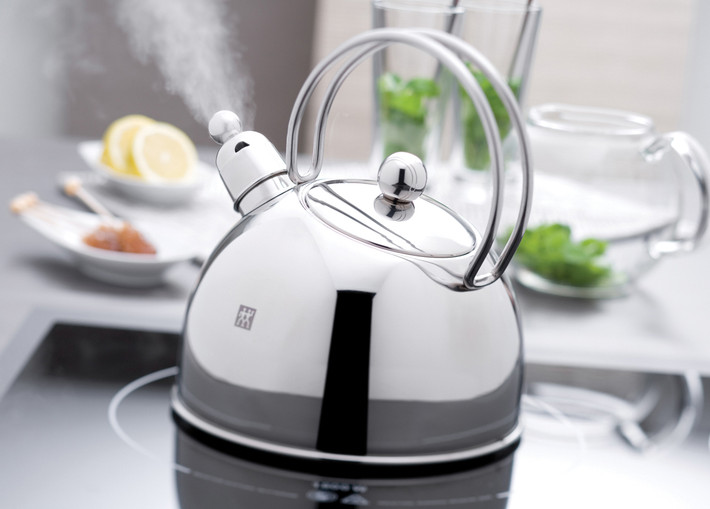 Đun lại nước nhiều lần: Nhiều người cho rằng đun lại nước đun đổi để nguội là để tránh nước để lâu có vi khuẩn phát triển. Tuy nhiên, đây lại là một việc làm phản khoa học mà không phải ai cũng biết. Ảnh: Tabico.