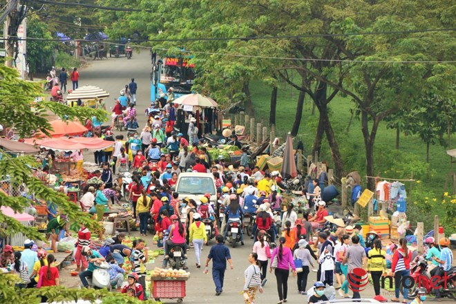 Ở khu chợ này, người bán kẻ mua đều là người lao động nghèo, công nhân thu nhập thấp. Việc bày bán bằng đĩa còn đem lại cho mọi người cảm thấy thoải mái, không o ép trong việc nâng giá , hay trả giá. Họ hiểu, cảm thông với nhau hơn về cuộc sống khốn khó qua những bữa cơm hằng ngày.