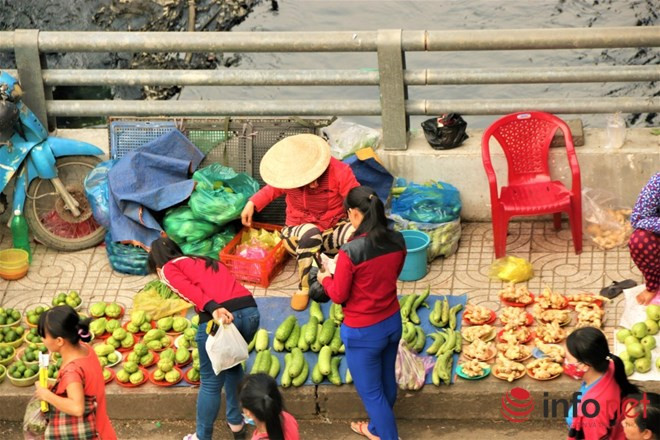 Anh Nguyễn Văn Điều ( công nhân KCN Tân Tạo) cho biết: “Vợ thường làm tăng ca đến 8 giờ tối với về, mình vừa đón con đi học về ghé qua chợ này mua thực phẩm. Chợ bày bán kiểu này rất tiện. Chỉ cần vài phút là mua xong thực phẩm cho gia đình bữa tối”.