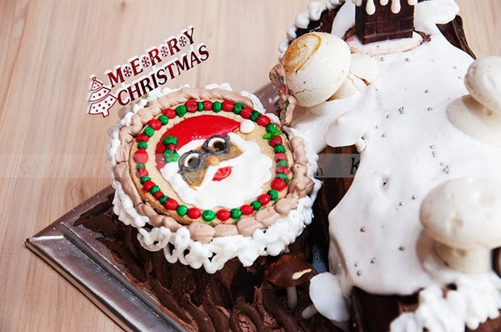 Chiếc bánh kem này lại mô phỏng khuôn mặt ông già Noel và thế giới phủ trắng băng tuyết.