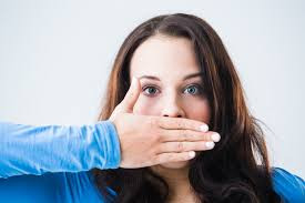 Thực tế việc bạn dùng răng giả khiến viện vệ sinh răng miệng khó khăn hơn, những mảng bám, thức ăn thừa dễ mắc kẹt lại làm cho tình trạng hôi miệng trở nên nặng nề hơn hẳn.
