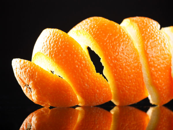 Mặt nạ vỏ cam có chứa axít, vitamin C và chất chống oxy hóa giúp loại bỏ các chất bẩn ra khỏi da và cải thiện làn da rất tốt. Bạn có thể xay nhuyễn vỏ cam hòa với sữa tươi không đường và đắp mặt nạ cho da.