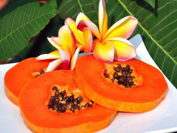 Mặt nạ đu đủ chứa những enzyme tốt là cứu cánh cho làn da hư tổn thúc đẩy các mô da mới tái sinh. Bạn có thể dùng vỏ đu đủ chà xát lên da mặt và để đó khoảng 5 phút sau đó rửa sạch. Nguồn ảnh: Boldsky.