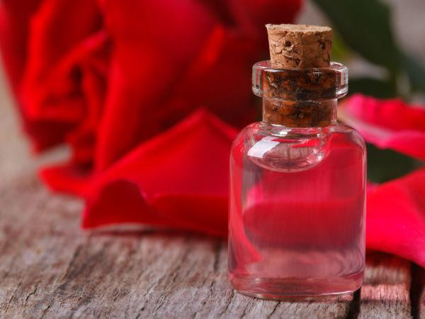 Tinh dầu hoa hồng có nhiều thành phần tốt giúp làm sạch và nuôi dưỡng da. Bạn có thể sử dụng tinh dầu hoa hồng bằng cách lấy một chút tinh dầu hòa với chanh và massage mặt sau khi đã rửa sạch mặt và để qua đêm.