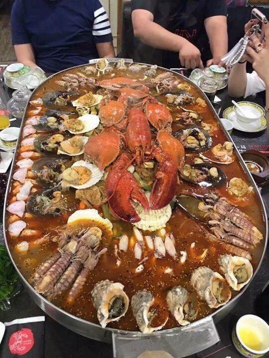 Một trong những món ăn nổi bật nhất năm 2016 từng làm mưa gió tên mạng xã hội, khiến nhiều người phát cuồng đó là món lẩu siêu khủng dài tới 2m.