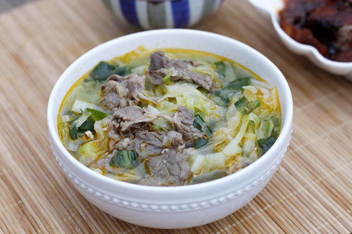 Canh bắp cải nấu thịt bò.
