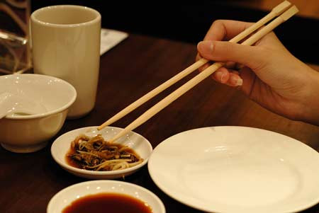 Họ cũng không bao giờ gõ đũa vào bát khi ăn cơm vì việc làm này giống ăn xin có thể mang lại xui xẻo trong tiền bạc.