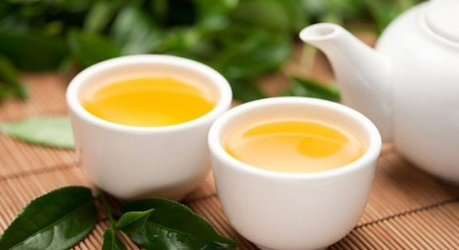 Trà xanh cũng là loại đồ uống có chứa caffeine chính vì thế nếu bạn uống trà xanh quá nhiều, caffeine vẫn tích tụ trong cơ thể, dẫn đến mất ngủ và mất nước ảnh hưởng đến vòng 1 của bạn. Nguồn ảnh: Vivio, Pinterest.
