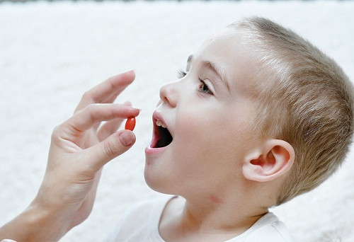 Dụ trẻ uống thuốc ngọt như ăn kẹo: Trẻ nhỏ thường rất dễ bị ám ảnh bởi một tác động xấu nào đó vì thế nếu như mẹ thường xuyên dụ trẻ thuốc ngọt như kẹo thì sẽ khiến cho trẻ cảm thấy bị lừa, không tiếp tục tin trong những lần tiếp theo và lại càng khó cho uống hơn. Ảnh: Thu Cúc.