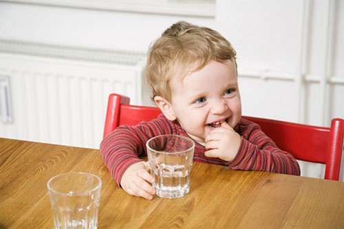 Cho trẻ tự nuốt thuốc: Việc làm này rất nguy hiểm nếu áp dụng với những đứa trẻ dưới 3 tuổi. Việc bé tự nuốt cả viên thuốc to khó tránh khỏi nguy cơ bị mắc kẹt thuốc. Để an toàn cho con mẹ hãy nghiền thuốc ra thay vì để con tự nuốt chửng. Ảnh: Xã luận.