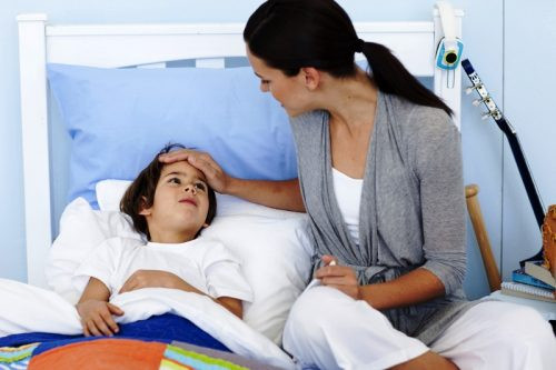 Tự kê đơn thuốc cho bé: Sai lầm này rất phổ biến, nhiều mẹ Việt mắc phải. Khi con bị ho, sốt, cảm các mẹ thường hay cho bé đi khám lần đầu tiên để lấy thuốc còn những lần sau đó thì tự mua thuốc cho con uống mà không cần đến bác sĩ. Cách làm này dễ khiến bé nhờn thuốc, khiến bệnh khó điều trị hơn. Ảnh: Liên thông cao đẳng dược Hà Nội.