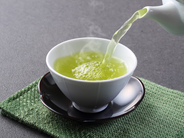 Ngoài ra uống trà xanh cũng có tác dụng tốt vì các chất polyphenol trong trà có thể chống lão hóa làm giảm nguy cơ bị nhồi máu cơ tim khá hiệu quả. Ảnh: Getty. (Thông tin trong bài chỉ mang tính chất tham khảo, vui lòng hỏi ý kiến bác sĩ khi sử dụng.)