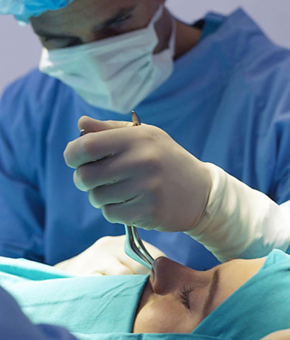 Ngoài ra người bệnh có thể bị biến chứng đau nhức cơ, yếu mệt, phản ứng dị ứng nhẹ, sẩn ngứa, thương thần kinh tạm thời.