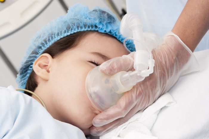 Ngoài ra một số tác dụng phụ và biến chứng hiếm gặp khi gây mê đó là tổn thương răng, tổn thương thanh quản và dây thanh, có thể gây khàn tiếng tạm thời, một số bệnh nhân có phản ứng dị ứng và hen suyễn.