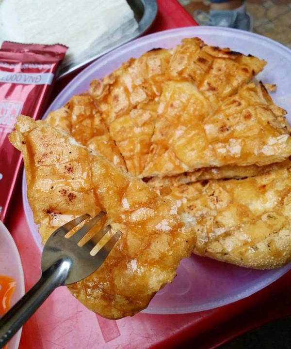 Bánh mì phết mật ong cũng làm mê lòng những bạn trẻ. Ổ bánh mì được phết đầy mật ong và sốt bơ vàng ươm nướng giòn nóng thu hút hàng nghìn người.