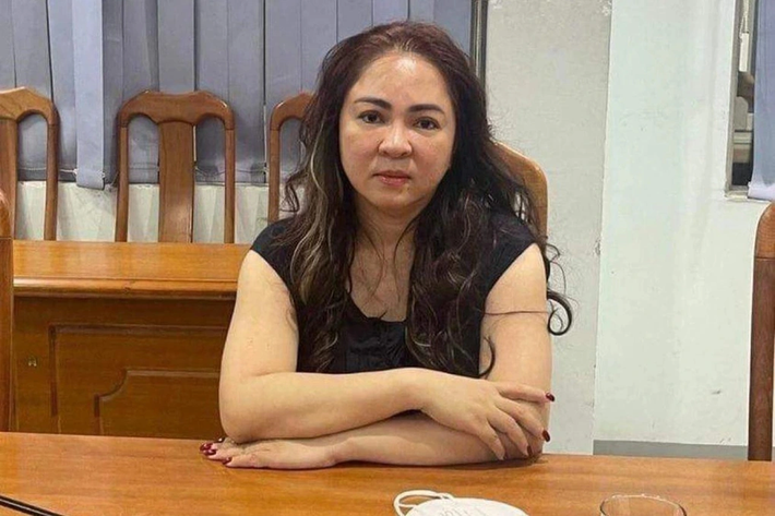 Hôm nay 21/9, TAND TPHCM mở phiên xét xử vụ án bà Nguyễn Phương Hằng (SN 1971, Tổng Giám đốc Công ty Cổ phần Đại Nam) cùng 4 đồng phạm. Bà Hằng và các đồng phạm bị xét xử về tội “Lợi dụng các quyền tự do dân chủ xâm phạm lợi ích của Nhà nước, quyền, lợi ích hợp pháp của tổ chức, cá nhân”.