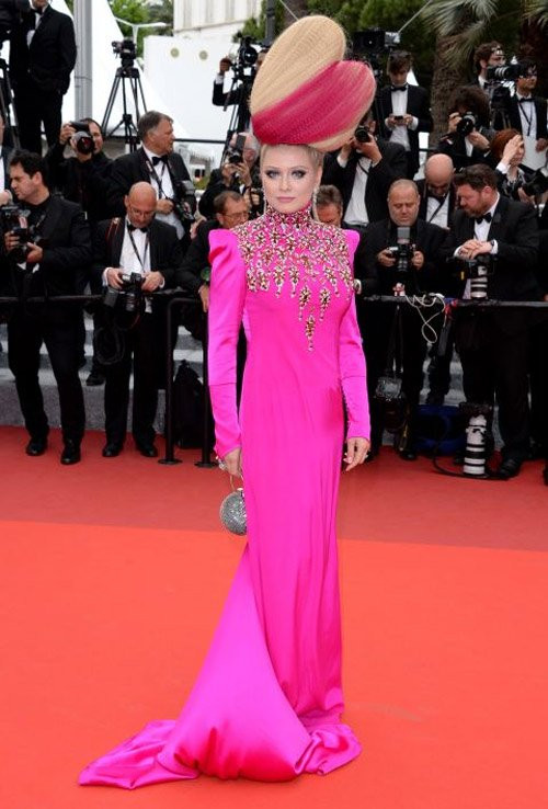 Liên hoan phim Cannes lần thứ 69 (từ 11 - 22/5) đang diễn ra tại Cannes, Pháp. Đây không chỉ là sự kiện lớn của điện ảnh thế giới mà còn là nơi mà các sao khoe váy áo lộng lẫy của những thương hiệu lừng danh thế giới. Tuy nhiên Cannes 2016 cũng không hề thiếu những bộ cánh xấu xí, kỳ dị. Nhiều người đẹp ít tên tuổi đã chọn cách gây chú ý bằng trang phục để mong nổi bật giữa dàn sao lớn.
