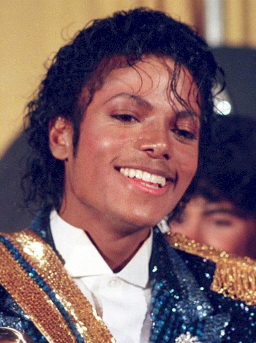 Gương mặt Michael Jackson bên lề lễ trao giải Grammy lần thứ 26, diễn ra tại Los Angeles (Mỹ) năm 1984. Lúc này, bề ngoài của Michael Jackson vẫn chưa có nhiều thay đổi, dù chiếc mũi tròn đã bắt đầu được thay thế bằng chiếc mũi nhọn.