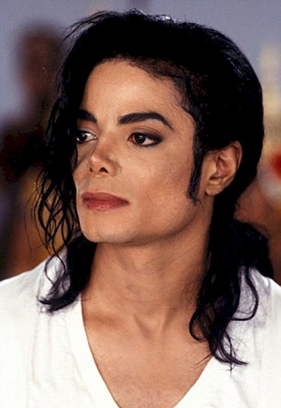 Năm 1991, Michael Jackson đổi mái tóc xoăn kiểu Jheri trở suôn chảy, làn da sáng dần và mũi hoàn toàn khác biệt.