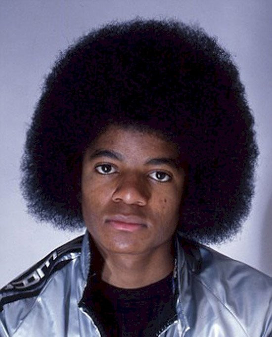 Michael Jackson tuổi vị thành niên trong hình ảnh một người da màu đúng nghĩa. Mái tóc quăn xù, mũi to quá khổ, môi dày và đặc biệt làn da điển hình khiến ông từng dằn vặt bản thân suốt tuổi thơ.