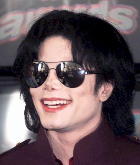 Hình ảnh của giọng ca Gloved One thời điểm công bố đề cử tại sự kiện MTV Video Awards năm 1995. Jackson đánh môi đỏ, da trắng hồng như một người phương Tây chính hiệu.