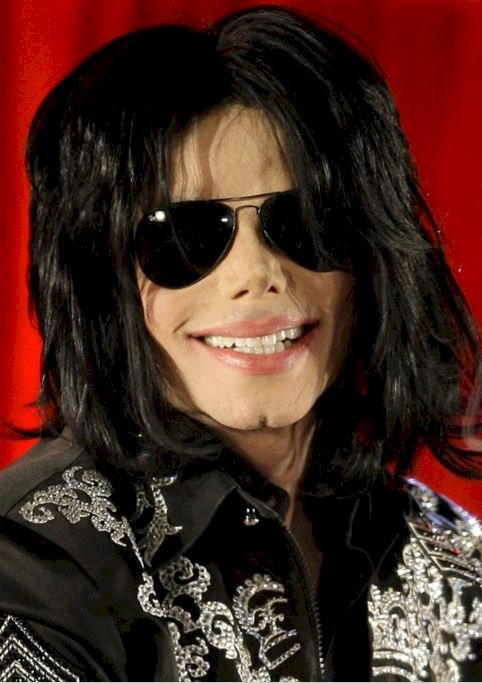 Năm 2009 tại một buổi họp báo ở London (Anh), gương mặt Michael Jackson gầy xọm trong bộ tóc lòa xòa che gần như kín gương mặt. Đây cũng là lần cuối cùng người hâm mộ được gặp huyền thoại thế giới, trước khi chúng kiến tin ông đột tử vào ngày 25/6/2009.
