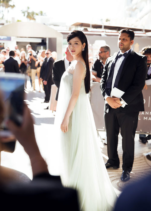 Góp mặt trong sự kiện Liên hoan phim Cannes 2016, mỹ nhân Việt liên tiếp gây chú ý với hình ảnh kiêu sa trong mỗi lần xuất hiện.