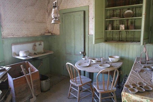 Thị trấn Bodie (Mỹ): Ẩn mình sau những ngọn đồi thuộc dãy núi Sierra Nevada, bang California, Bodie là một trong những thị trấn ma ám nổi tiếng nhất ở Bắc Mỹ. Nơi đây trước kia từng là mỏ vàng, là nơi sinh sống của rất nhiều công nhân, kĩ sư, thậm chí là các tên cướp, và nhiều người cho rằng có cả…linh hồn ma quỷ. Rất ít người gặp may mắn và trở nên giàu có mặc dù họ mang được vàng về từ thị trấn này. Một cảnh báo đã được người ta giăng lên, đó là nếu bạn đến đây tham quan và muốn lấy một đồ vật gì đó để làm kỉ niệm, thì bạn nên chuẩn bị để gánh chịu hậu quả, bởi những hồn ma lang thang trong thị trấn này luôn bảo vệ những đồ vật đó khỏi những kẻ trộm.